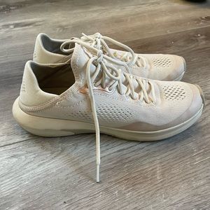 olukai kāholo tennis shoes